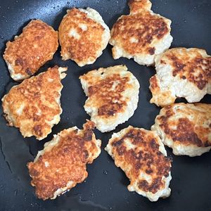 さっちゃんの作ってみた!投稿(【豆腐と鶏肉のふわふわナゲット】簡単＆節約！子供が喜ぶ♡)