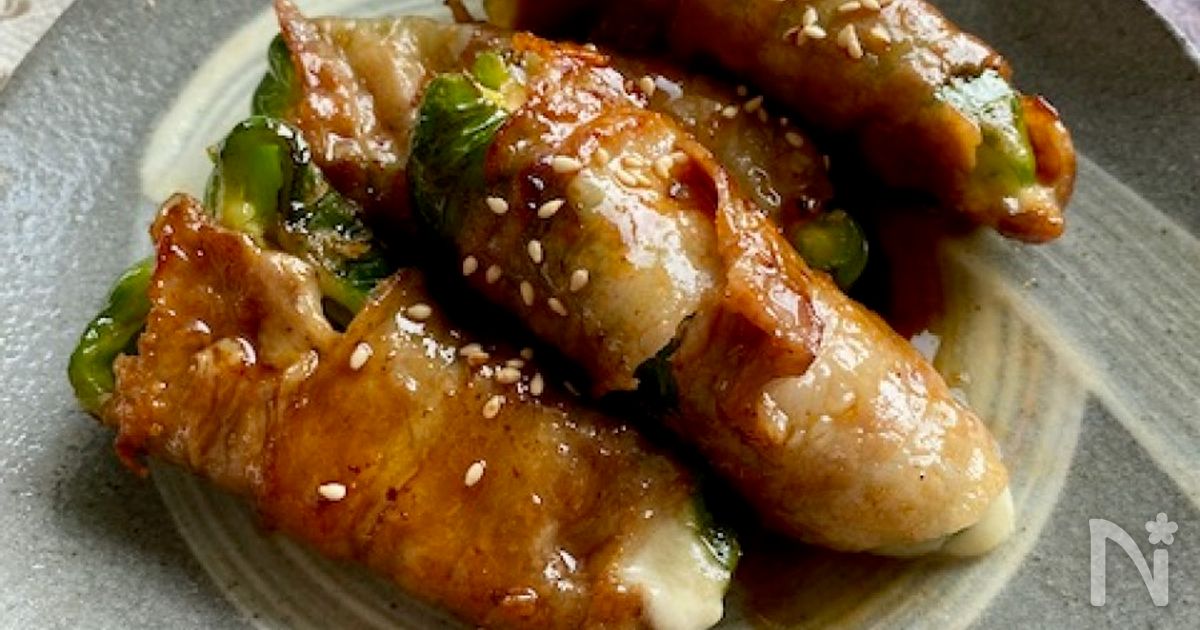 お弁当にもおすすめ！チーズを詰めたピーマンの肉巻き