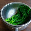 春菊の塩昆布マヨ和えの工程1