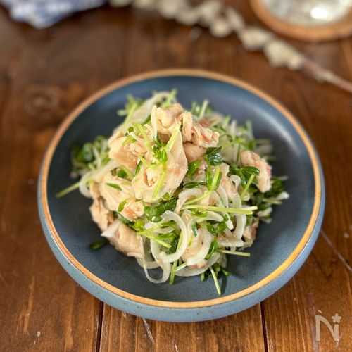 レンジで簡単◎【ささみと豆苗・新玉ねぎの梅サラダ】