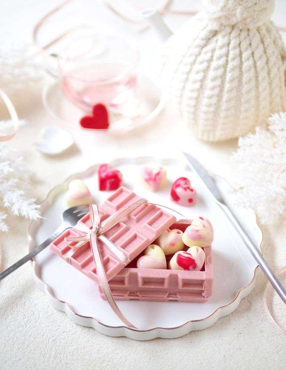 板チョコで、簡単！可愛いピンクのバレンタイン・ギフトBOX gisgfim バレンタインデー読書掲示板デコレーション, image size:926x1200