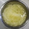 食感がいい「細切りポテトのチーズオムレツ」の工程1