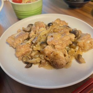 しーちゃんの作ってみた!投稿(ご飯がすすむ!きのこと玉ねぎの和風ソースチキン)