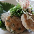 まぐろたたきのつくね、香味野菜添え