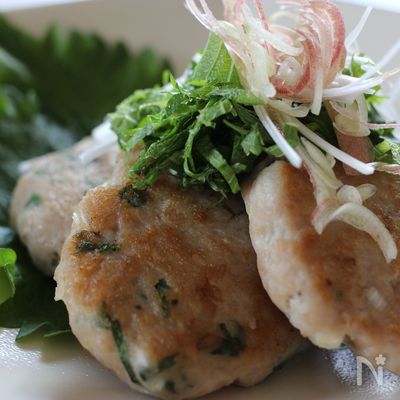 まぐろたたきのつくね、香味野菜添え