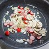 懐かしの味わい「赤ウィンナーでカレー焼き飯」の工程1