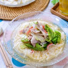 暑い日にぴったり！「豚レタスかにかまの塩ごまだれそうめん」