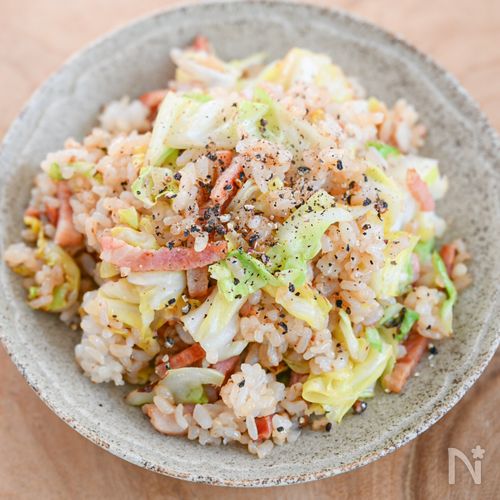 味つけはしょうゆだけ!ベーコンと春キャベツのチャーハン