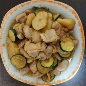 マンチカンのがんもの作ってみた!投稿(ズッキーニとじゃがいもと鶏肉のめんつゆレモンバター炒め)