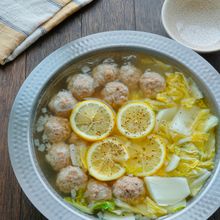 豚団子と白菜のさっぱりレモン鍋