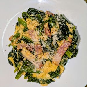 joe sanの作ってみた!投稿(とろり卵とチーズをからめたベーコンとほうれん草のソテー)