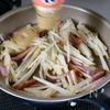 【シャキ旨】ウインナーとじゃがいもの細切りにんにく炒めの工程3