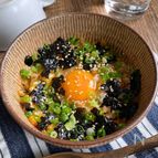 混ぜてチンするだけ「ビビンバ風卵かけご飯」