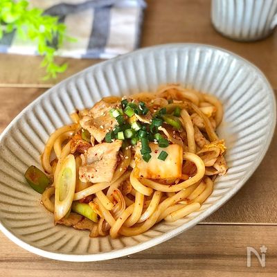 【調味料は麺つゆだけ♪】豚キムチうどん