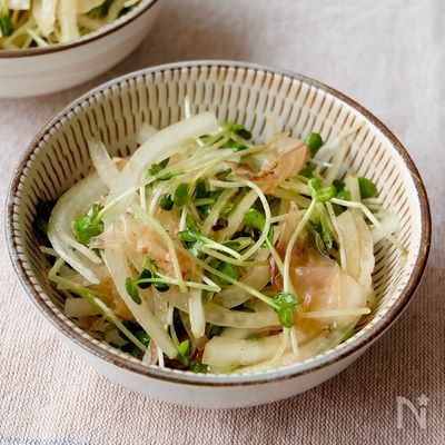【玉ねぎとかいわれ大根の和風サラダ】箸休め×スピード副菜