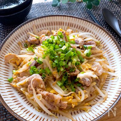 お手軽・節約・激旨レシピ♡豚こまもやしの卵とじ