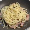 冷蔵庫の定番でパパッと♪【ベーコンとレタスの焼きうどん】の工程3