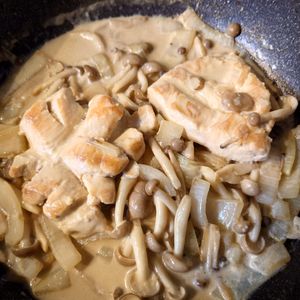 ヒラメの作ってみた!投稿(バター・クリーム不使用！簡単！鶏胸肉ときのこのクリーム煮)