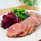 じっくり低温熟成させる、本格派の塩豚