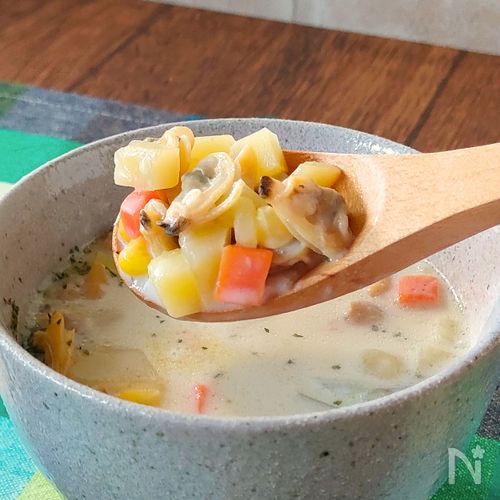 あさりと鶏肉のうまみがおいしい!クラムチャウダー