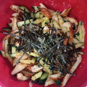 milkの作ってみた!投稿(1分おつまみシリーズ⑫きゅうりとちくわの胡麻ラー油和え😋)