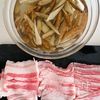 せいろで簡単♪豚バラとごぼうのピリ辛香味だれの工程1