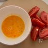 酸味がたまらん♩トマたまサンラータンの工程1