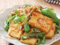 旨味たっぷり【厚揚げとピーマンのおかかバター炒め】お弁当にも