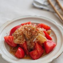 食べるドレッシングが決め手!新玉ポン酢のトマトサラダ