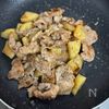 ご飯が進む！【豚こまとじゃがいものガリバタ味噌炒め】ワンパンの工程4