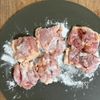 夫が絶賛♡【ガーリックトマトのチーズチキン】身近な調味料で◎の工程1