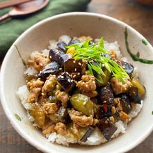 【なすとひき肉のピリ辛味噌丼】さっと作りたい日におすすめ！