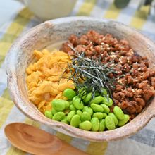 フライパン1つで10分!3色たんぱく丼