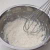 混ぜて焼くだけ！絹豆腐と米粉のふわふわパンケーキの工程1