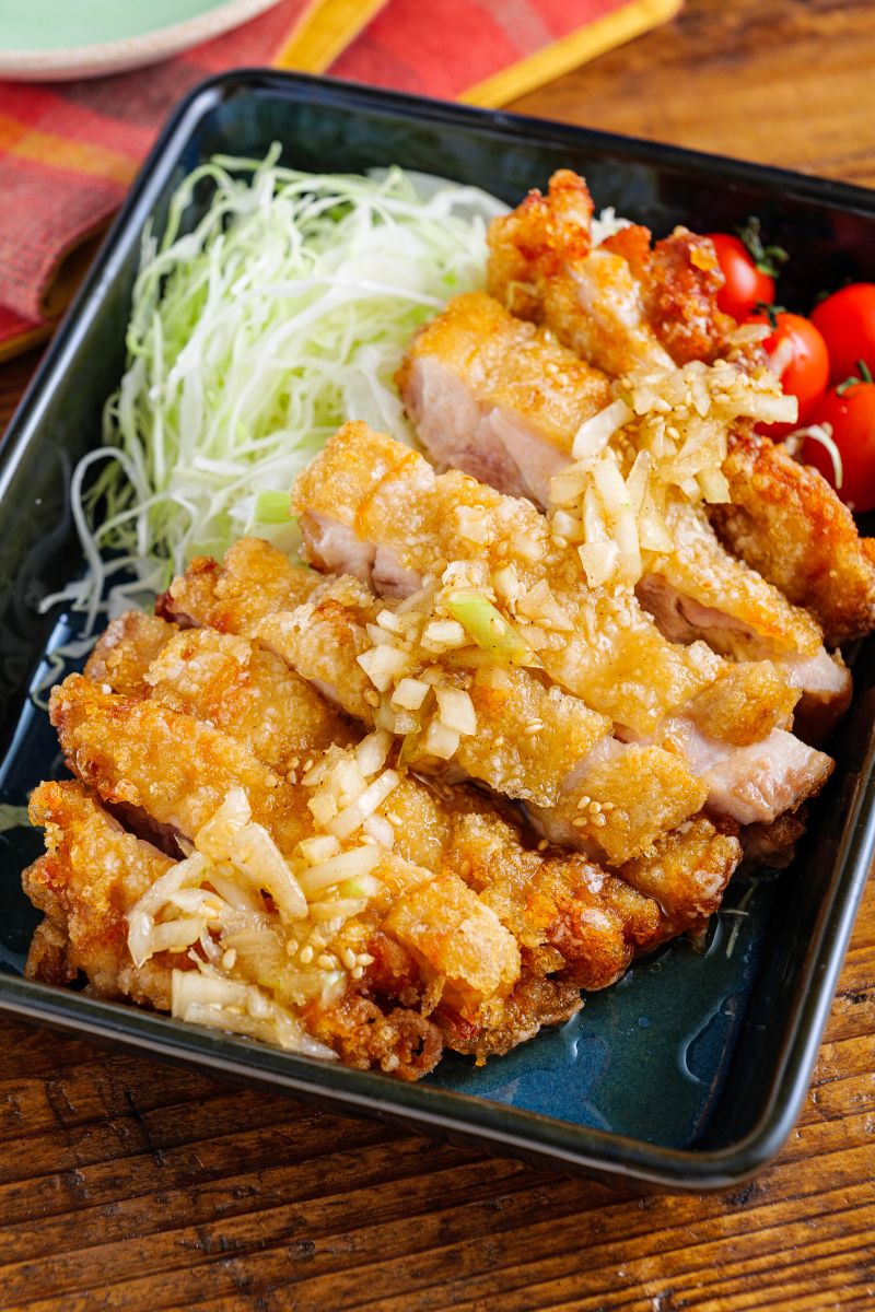 サクサクジューシー！家族が喜ぶ☆玉ねぎたっぷりソースの油淋鶏