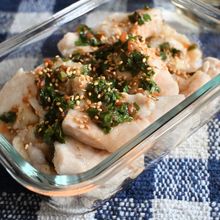 鶏むね肉がぷるっと柔らか!梅しそだれの水晶鶏