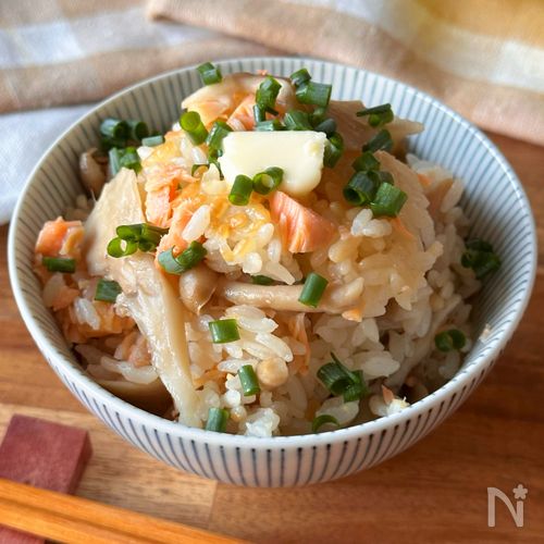 秋の味覚を堪能する♪鮭ときのこの味噌バターごはん