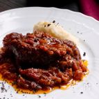 黒こしょうと赤ワインでほろほろに煮込んだ＊牛ほほ肉のペポーゾ