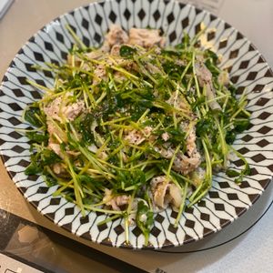 隆太の作ってみた!投稿(やみつき♪『豚こまと豆苗のうまだれサラダ』【#作り置き】)