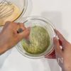 この組み合わせは最高!抹茶といちごホワイトチョコマフィンの工程2