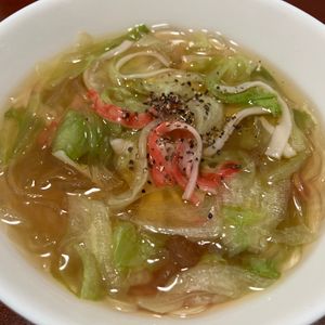 りんごの作ってみた!投稿(包丁要らず！ちぎりレタスとカニカマの中華風春雨スープ)