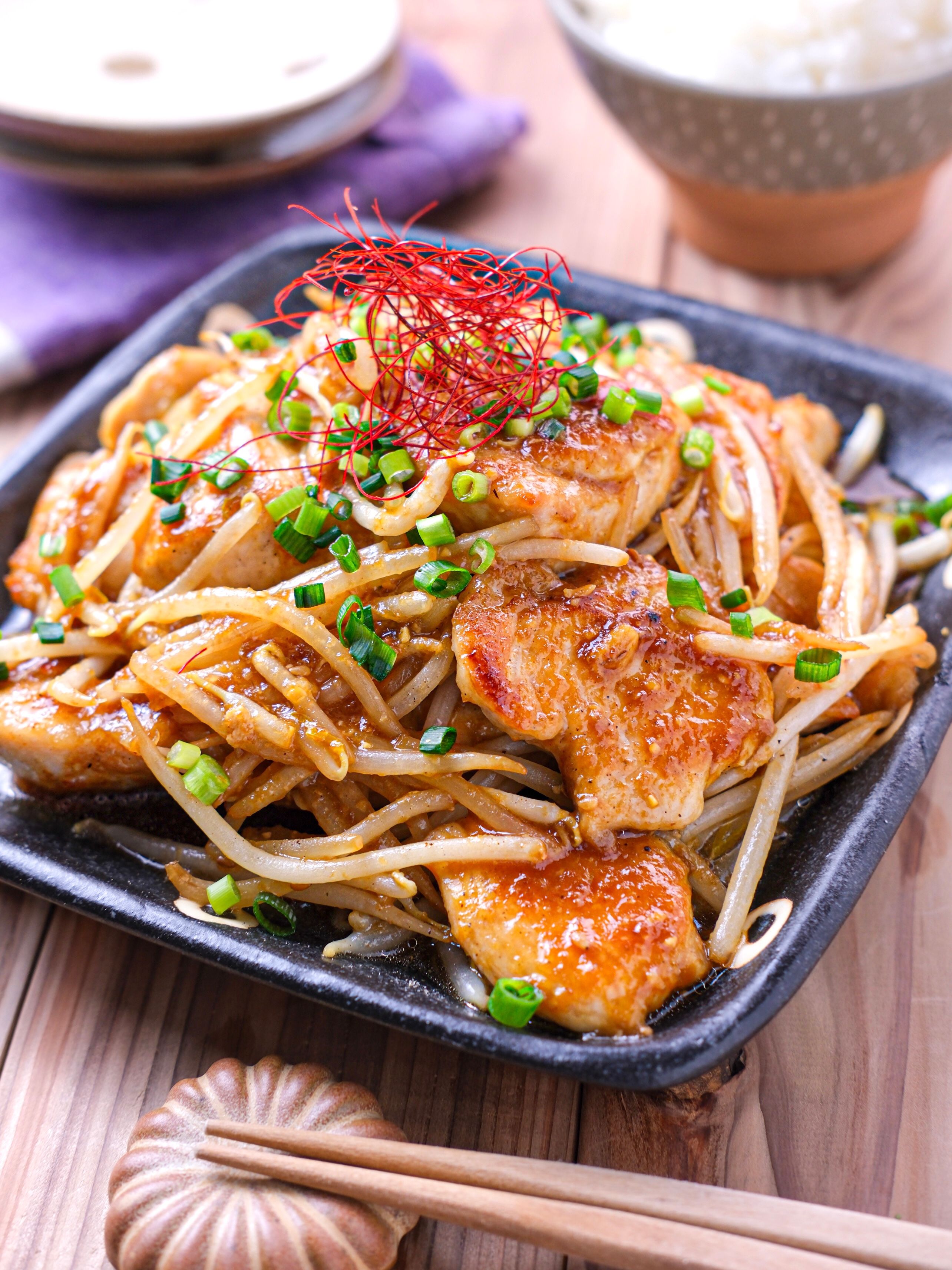 鶏むね肉ともやしの焼肉炒め】ご飯が進みまくる最強節約飯！ | レシピ