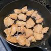 やみつき!「新玉ねぎと鶏むね肉のガーリックバターポン酢炒め」の工程2