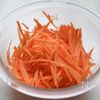 【冷凍作り置き】にんじんとツナの味噌ごま和えの下準備