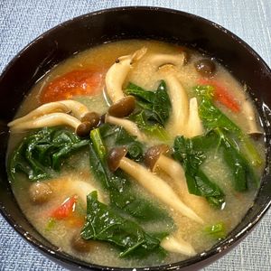 楽ラク手抜キッチン🐶🐾の作ってみた!投稿(【トマトとほうれん草のお味噌汁】酸味とまろやかさがおいしい♪)