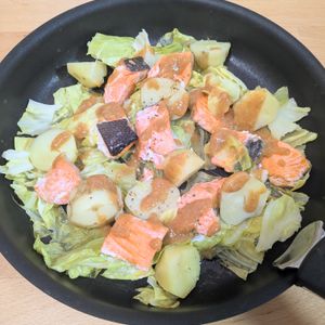 ゆいの作ってみた!投稿(【鮭のちゃんちゃんバター蒸し】フライパンで重ねて蒸すだけ！)