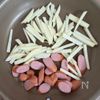 【じゃがウインナーのカレーチーズ焼き】食欲そそる♡の工程1