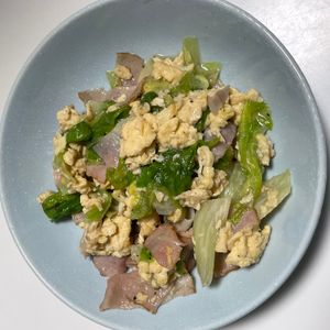 しんやの作ってみた!投稿(簡単！シンプル♡『レタスとベーコンと卵の黒胡椒炒め』)