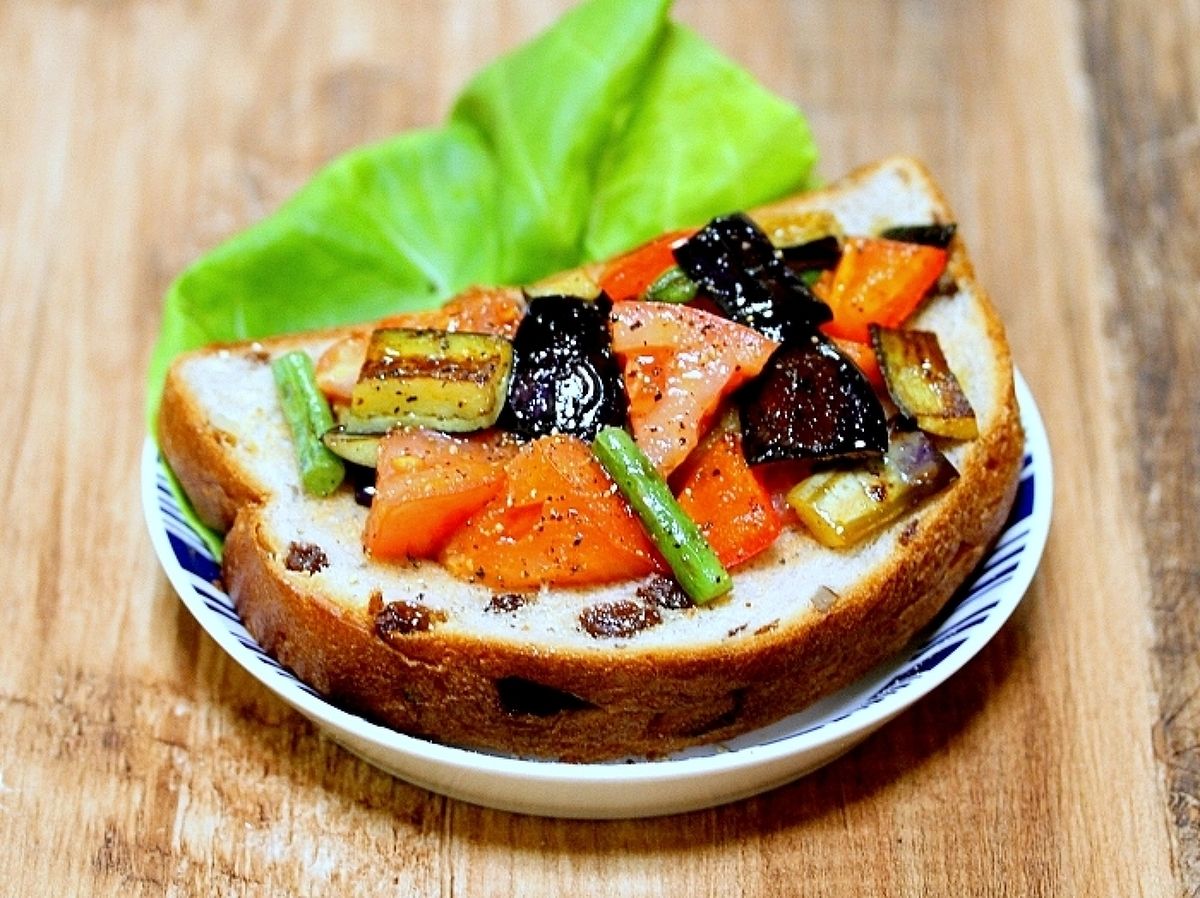 神戸屋 円熟「夏野菜のソテーオリーブオイルかけオープンサンド