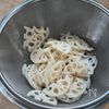 シャキシャキでくせになる♪【れんこんとひき肉のカレー炒め】の工程1